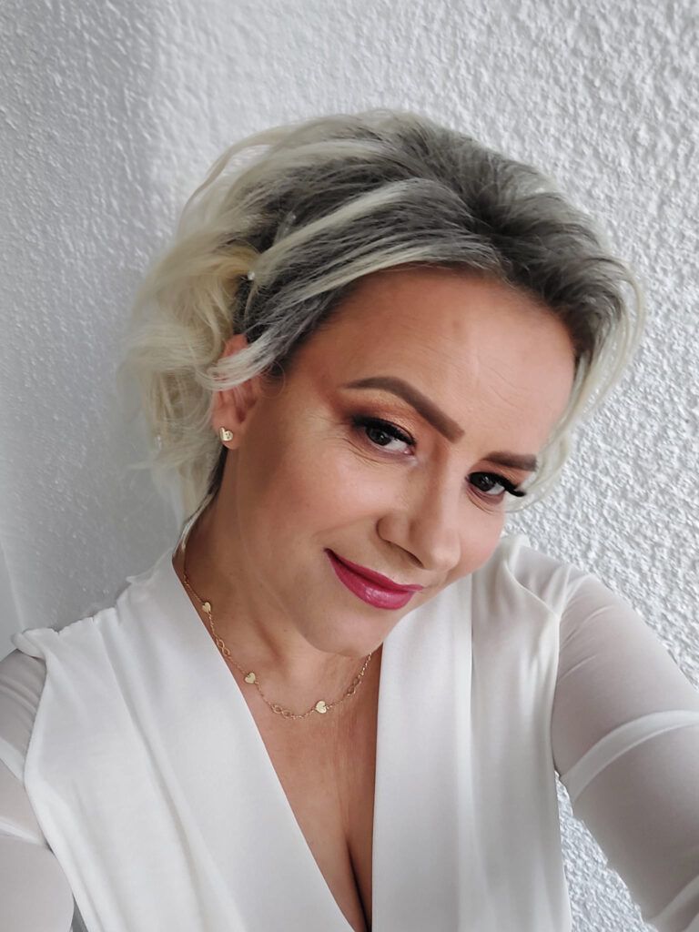 Portret profesional al fondatoarei Glamur Cosmetic, salon de înfrumusețare din Târgu Mureș, expertă în frumusețe